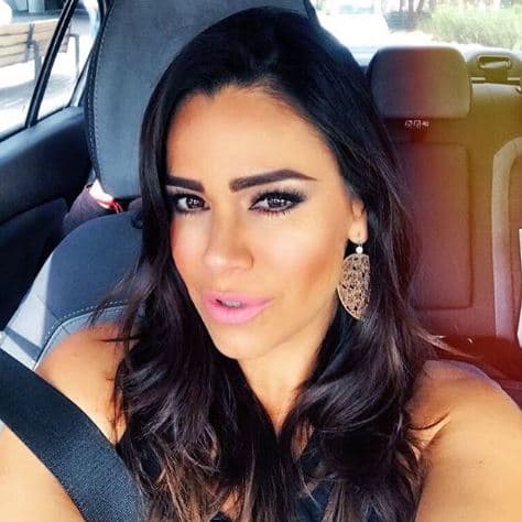 La actriz de telenovelas como 'Antes muerta que Lichita' admitió que ella sí se hace un poco del rogar con su esposo Bernardo Martínez.