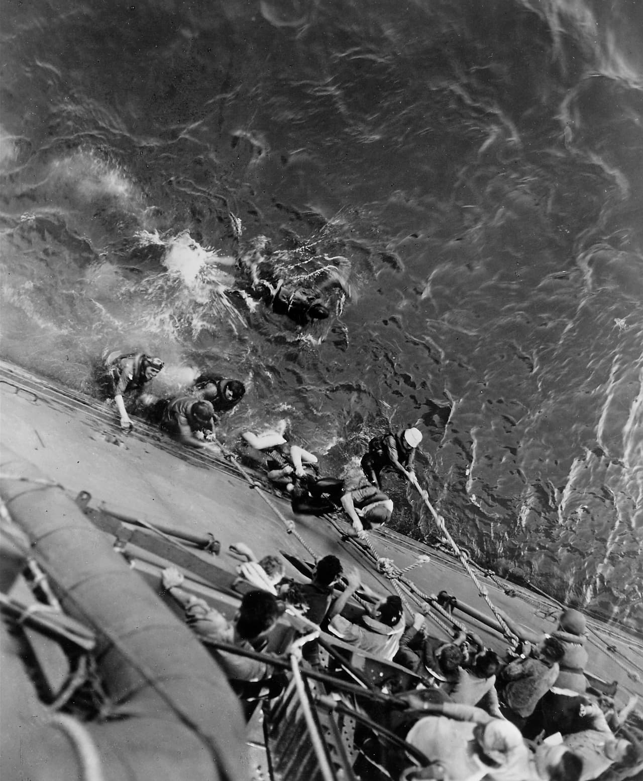 El capitán y otros 2,770 tripulantes del USS Lexington fueron rescatados antes de que fuera hundido deliberadamente por otro buque estadounidense, el USS Phelps.