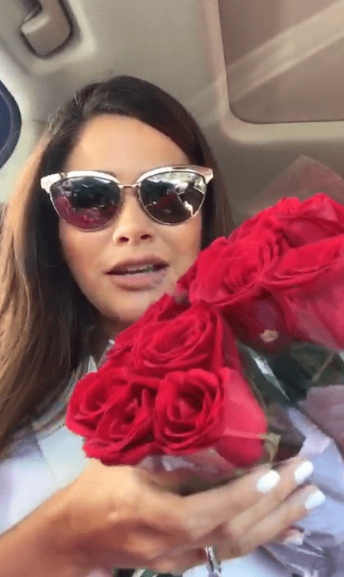 Ana Patricia es tan detallista que también pasó por un crucero donde podía encontrar rosas. Argumentó que a ella le encantan las flores y se le hizo un bonito detalle que agregar.