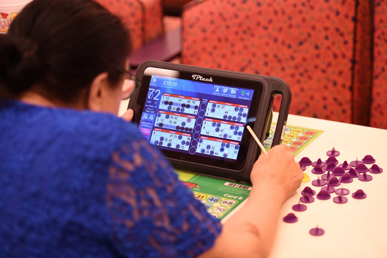 En Bensalem, 
<b><a href="https://library.municode.com/pa/bensalem/codes/code_of_ordinances?nodeId=PTIIGELE_CH105GACH_S105-13PRPE#!" target="_blank">existe una ley</a></b> que establece que ninguna persona condenada por un delito mayor puede operar un juego de bingo.