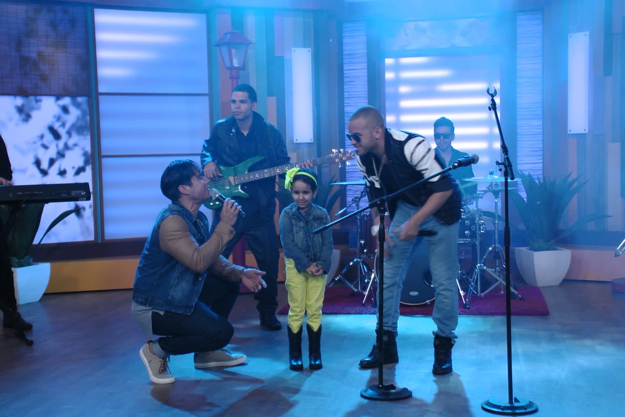 Al parecer le gusto mucho estar en el scenario con estos dos grandes de la música, pues no dejaba de sonreír.