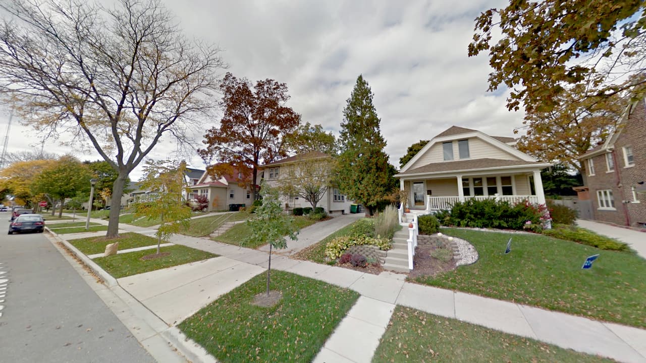 <b>Wisconsin: Shorewood. – Obtuvo 65.13 de 100 puntos dentro de las mejores ciudades de clase media para vivir.</b> Se encuentra en el condado de Milwaukee y tiene una población de 13,284. Cuenta con parques públicos con zonas deportivas para pasar la tarde, sus escuelas son de alta calidad y es considerado un lugar seguro por sus bajos niveles de crímenes. Aunque en su mayoría el ambiente es familiar, también hay una gran cantidad de bares y restaurantes para disfrutar con amigos.
<br>