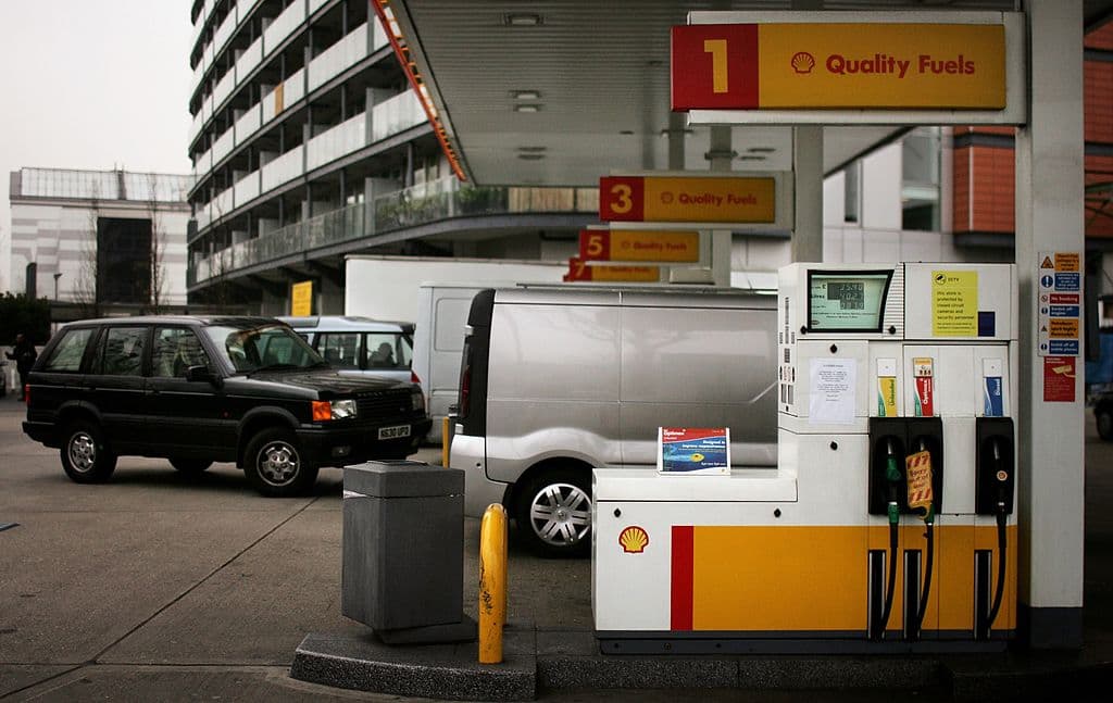 7.- Sólo siete de las 20 compañías respondieron a 
<i><a href="https://www.theguardian.com/environment/2019/oct/09/climate-emergency-what-oil-gas-giants-say">The Guardian</a></i> sobre su responsabilidad en la emisión de contaminantes. Estas fueron: Shell, ExxonMobil, Chevron, PetroChina, Total, ConocoPhillips y BHP. 
<b>Royal Dutch Shell de Los Países Bajos ocupa el lugar siete en la lista del CAI pues según el estudio ha contribuido con el 2.36% de las emisiones mundiales</b> con 31,848 toneladas equivalentes de dióxido de carbono.