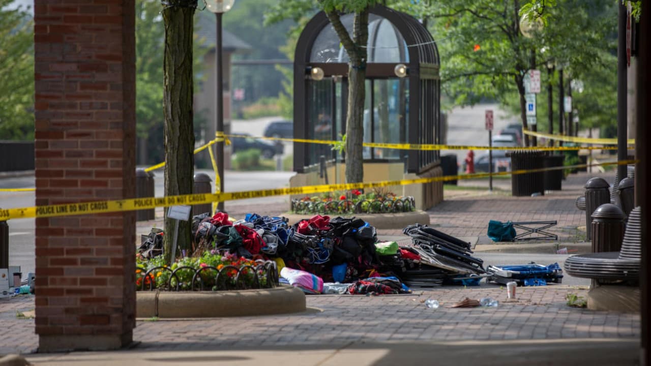 En tanto, la 
<b>polémica</b> crece en torno al acusado, 
<b>Robert Crimo</b>, quien tenía 
<b>antecedentes</b> de 
<b>agresividad e inestabilidad</b> 
<b>emocional</b>, pero aun así fue capaz de adquirir 
<b>una serie de armas de alto poder</b> de forma legal en Illinois. Tras la audiencia, autoridades dijeron que Crimo 
<a href="https://www.univision.com/local/chicago-wgbo/robert-crimo-4-de-julio-highland-park-uso-rifle-y-llevaba-disfraz" target="_blank">planeó el ataque con varias semanas de antelación</a>, además de que luego del tiroteo 
<a href="https://www.univision.com/local/chicago-wgbo/robert-crimo-tiroteo-highland-park-contemplo-ataque-madison" target="_blank">contempló otro atentado en Madison</a>.