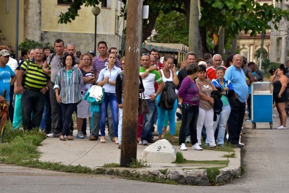 Mientras el gobierno de EE.UU. volvió a pedir a Cuba la liberación del contratista estadounidense Alan Gross durante la ronda de diálogo migratorio que tuvo lugar el jueves, en una sesión que se cerró sin aparentes avances, los cubanos trataban de llegar a las oficinas de la Sección de Intereses en La Habana, con la esperanza de conseguir una visa. "La delegación estadounidense reiteró su llamado a la liberación de Alan Gross, que fue arrestado por las autoridades cubanas el 3 de diciembre de 2009 y más tarde sentenciado a 15 años en prisión", dijo la portavoz del Departamento de Estado, Jen Psaki, en un comunicado. El diálogo migratorio es uno de los intercambios políticos más importantes que sostienen ambos países, sin relaciones diplomáticas desde 1962. La segunda ronda celebrada ayer estuvo centrada en asuntos como "la cooperación (bilateral) en aviación de seguridad, búsqueda y rescate y fraude de documentos consulares", según Psaki. "La delegación estadounidense subrayó las áreas donde ha habido cooperación exitosa, en materia de migración, en cuanto al intercambio de información sobre la prohibición de inmigrantes indocumentados y a la hora de clarificar aspectos de los recientes cambios de Cuba en política migratoria". Al igual que en la reunión de julio de 2013, la delegación cubana en el diálogo estuvo encabezada por la directora del Ministerio de Relaciones Exteriores de Cuba, Josefina Vidal; y la estadounidense por el subsecretario de Estado adjunto de EEUU para Latinoamérica, Alex Lee.