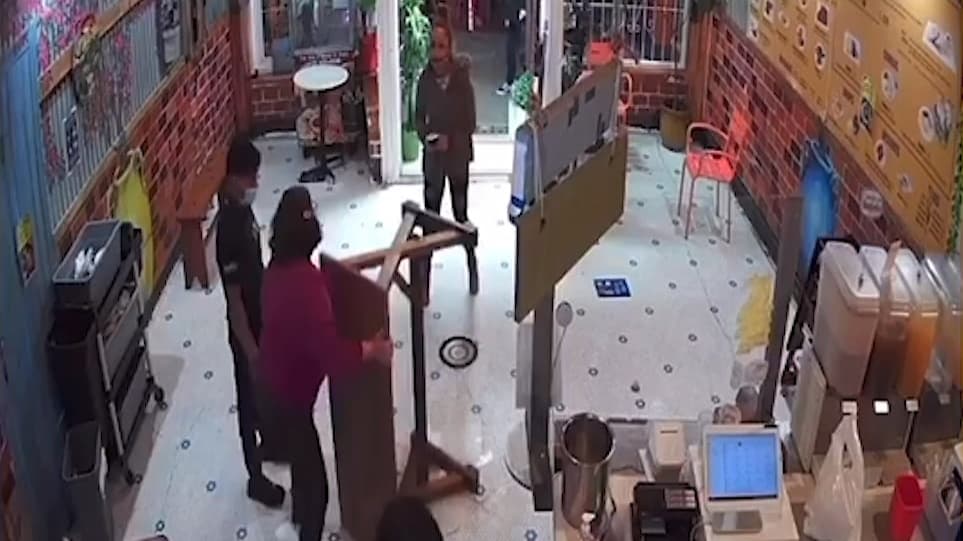 Abuela latina defiende a su hija y nieto de clienta que los agredió en su pupusería