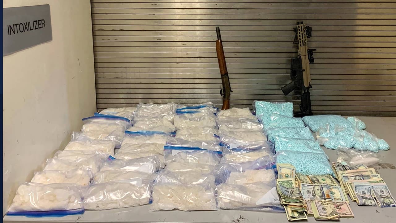 <a href="https://www.facebook.com/Ariz.DPS/posts/4327253600675477" target="_blank">El Departamento de Seguridad Pública de Arizona </a>llevó a cabo
<i>una investigación de narcóticos</i> cerca de la Ruta Estatal 101 y la Avenida 95, lo cual llevó a una orden de registro residencial para una propiedad cerca de la
<a href="https://goo.gl/maps/936iw6Rdx4qT8HSe6" target="_blank">Avenida 35 y Bethany Home Road en Phoenix. </a>