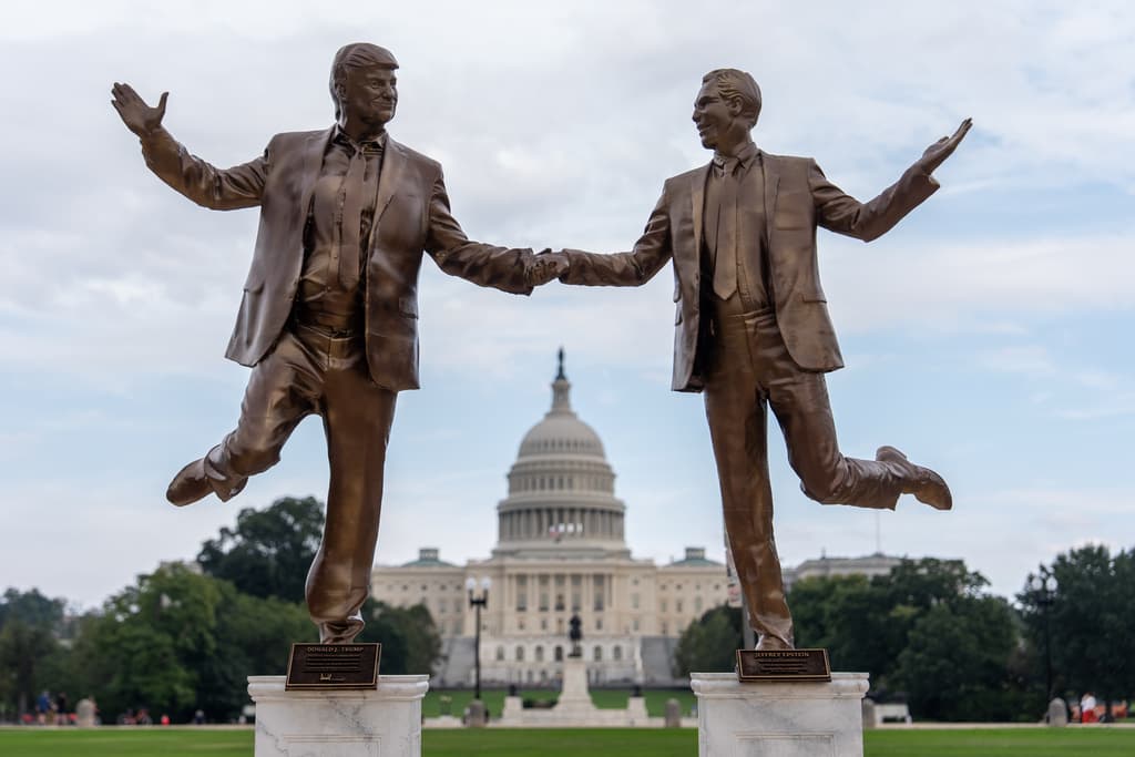 La estatua crítica que muestra a Donald Trump y Jeffrey Epstein en el National Mall, cerca del Capitolio.