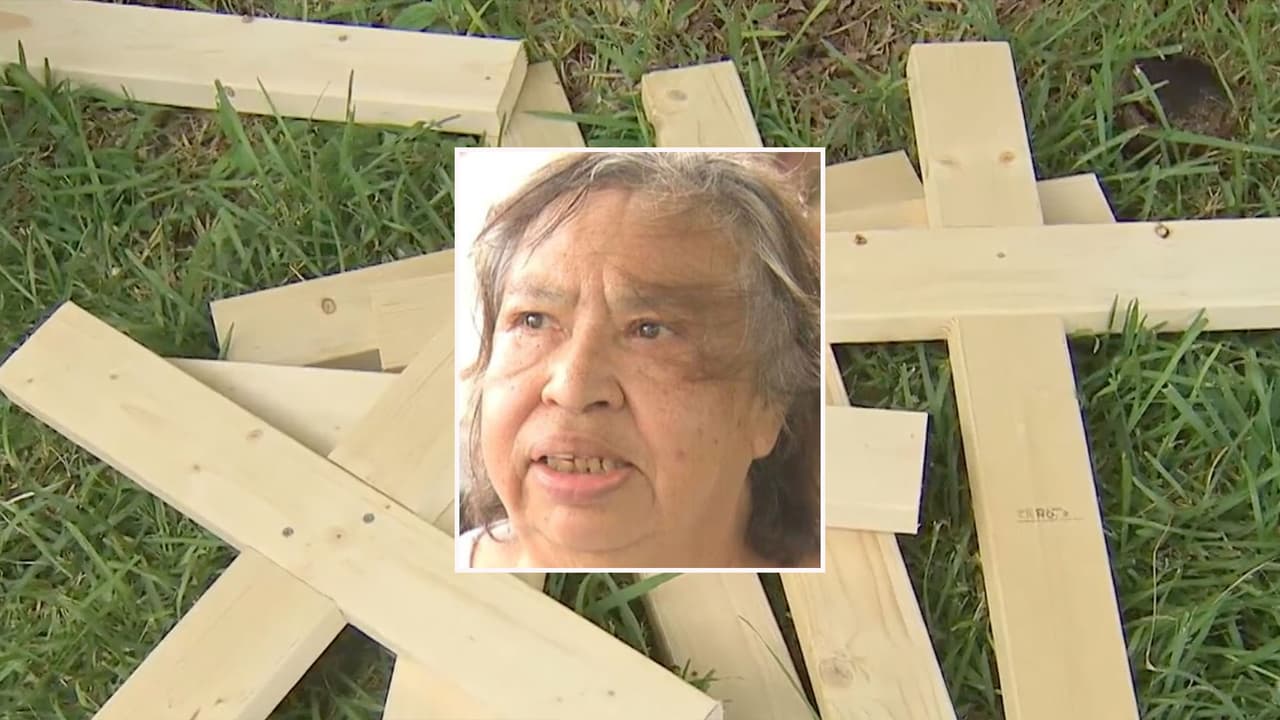 "Houston también está de luto": Construyen cruces para recordar a los migrantes que murieron en San Antonio