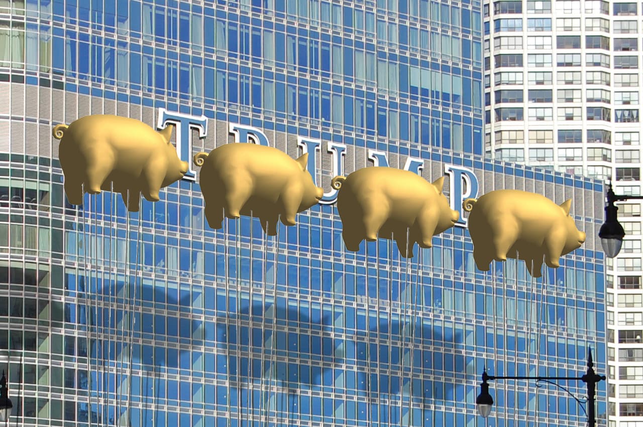 La fantasía de unos arquitectos de Chicago: tapar las letras de la torre Trump con cuatro cerdos dorados gigantes