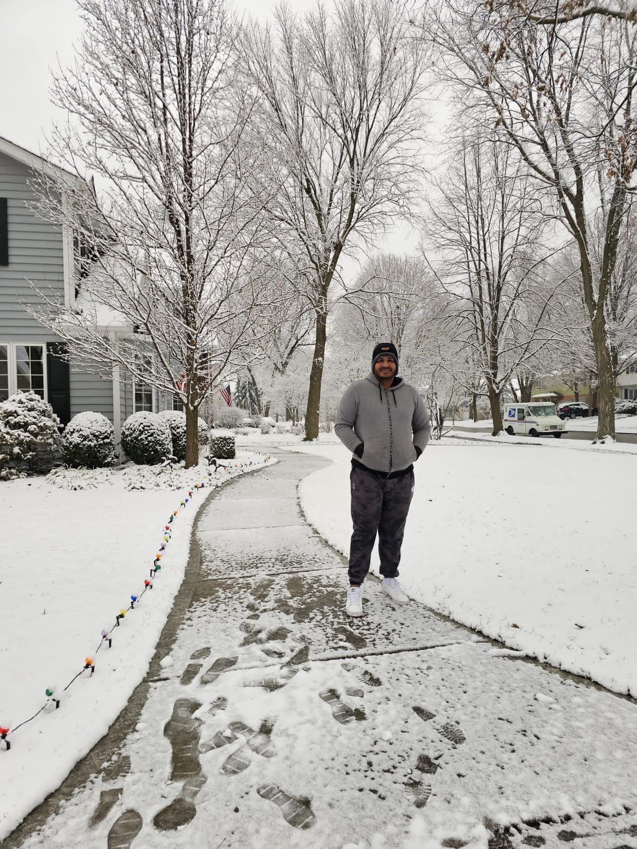 Edgar Soto nos comparte esta fotografía de él y un paisaje completamente blanco cubierto por la nieve.