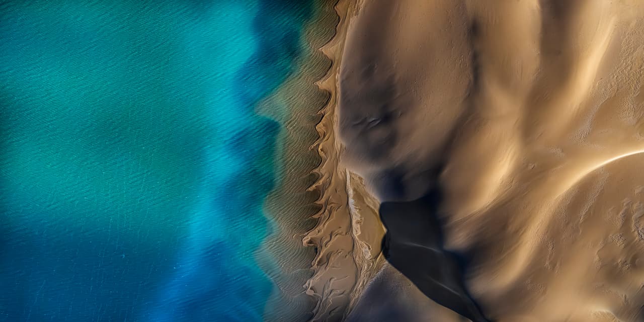 Esta vista aérea de Shark Bay revela el arte de la Tierra: formas naturales que recuerdan a una vértebra evocan a Gaia. Australia Occidental.
<br>
