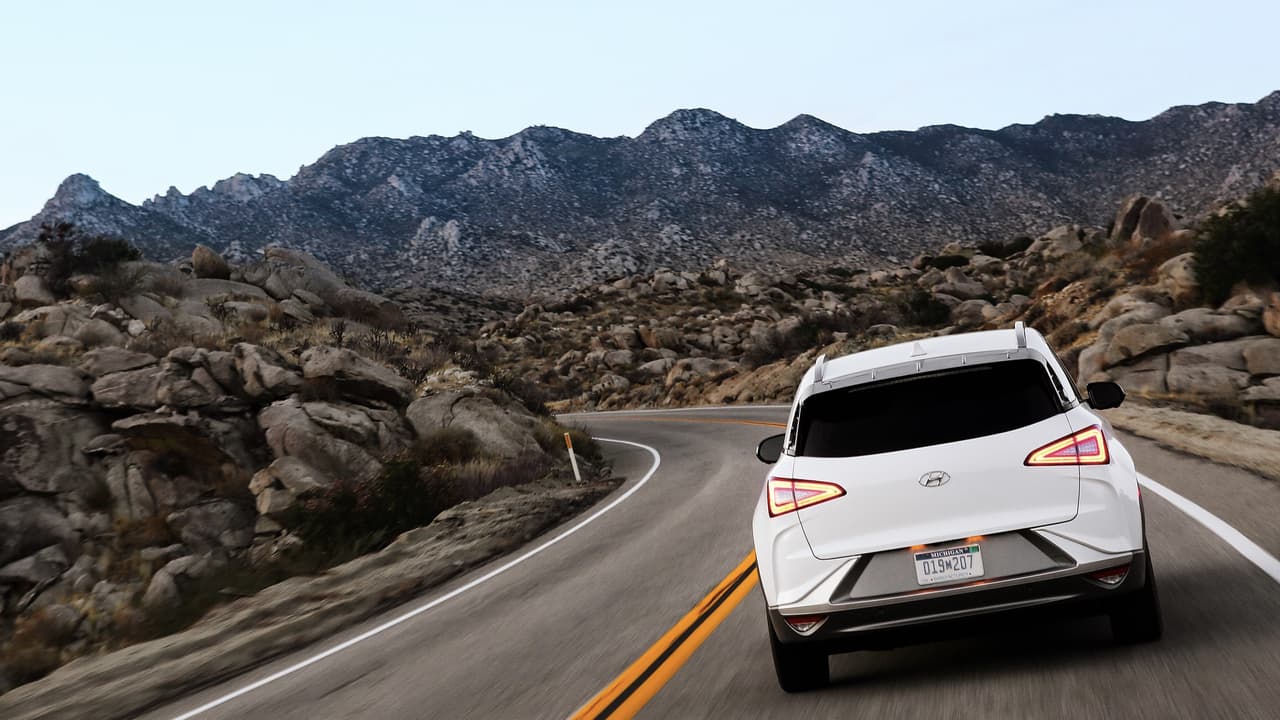 En el Show de Electrónicos para Consumo CES 2018 en la Vegas, el Hyundai Nexo estará 
<b>generando electricidad para un hogar simulado,</b> mientras que el agua que produce (las única emisiones de un auto eléctrico con celda de combustible son agua y vapor de agua) será utilizar para 
<b>irrigar el jardín de ese hogar</b>, ilustrando a la perfección la "Vision Vida con Hidrógeno" de Hyundai.