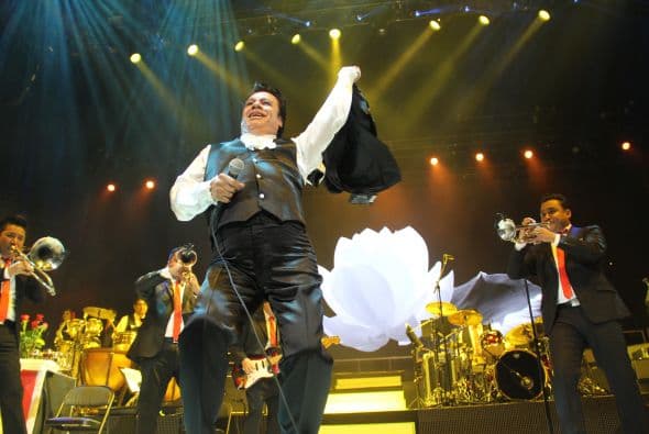 El Divo de Juárez, Juan Gabriel, hizo retumbar Phoenix con su música, su voz y sus bailes, enloqueciendo a miles de fans que llenaron el US Airways Center. Con un "¡Viva México!", Juanga arrancó su gira de conciertos del tour "Volver" ante un auditorio repleto que respondió con la misma pasión. Este ícono mexicano deleitó al público con sus grandes éxitos como "Querida", "El Noa Noa", "Inocente pobre amigo," y "Amor Eterno" entre muchos otros. El cantante se entregó por entero a sus seguidores, quienes cantaron, bailaron, lloraron y hasta aprovecharon para tomarse una selfie en un espectáculo que fue divertido y emotivo a la vez.