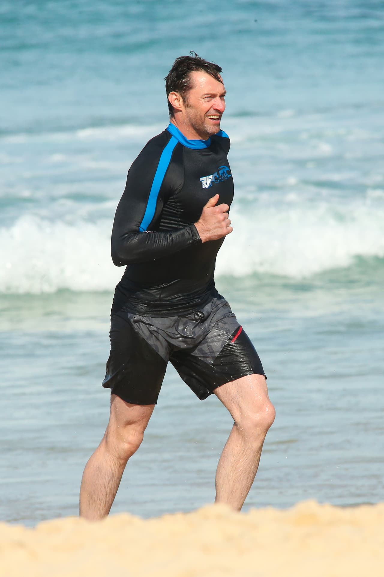 También demostró que es un buen nadador y que tiene una increíble condición.