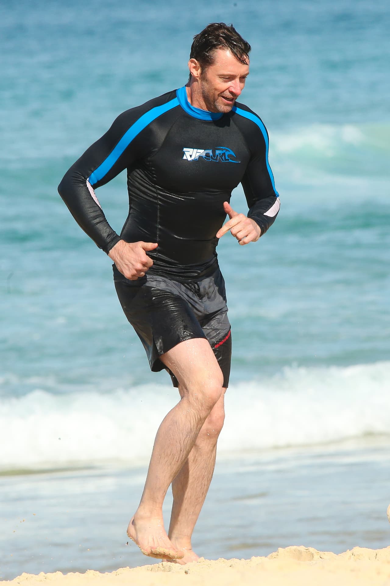 Hugh no sólo nadó, también corrió un poco por los alrededores de esta hermosa playa.