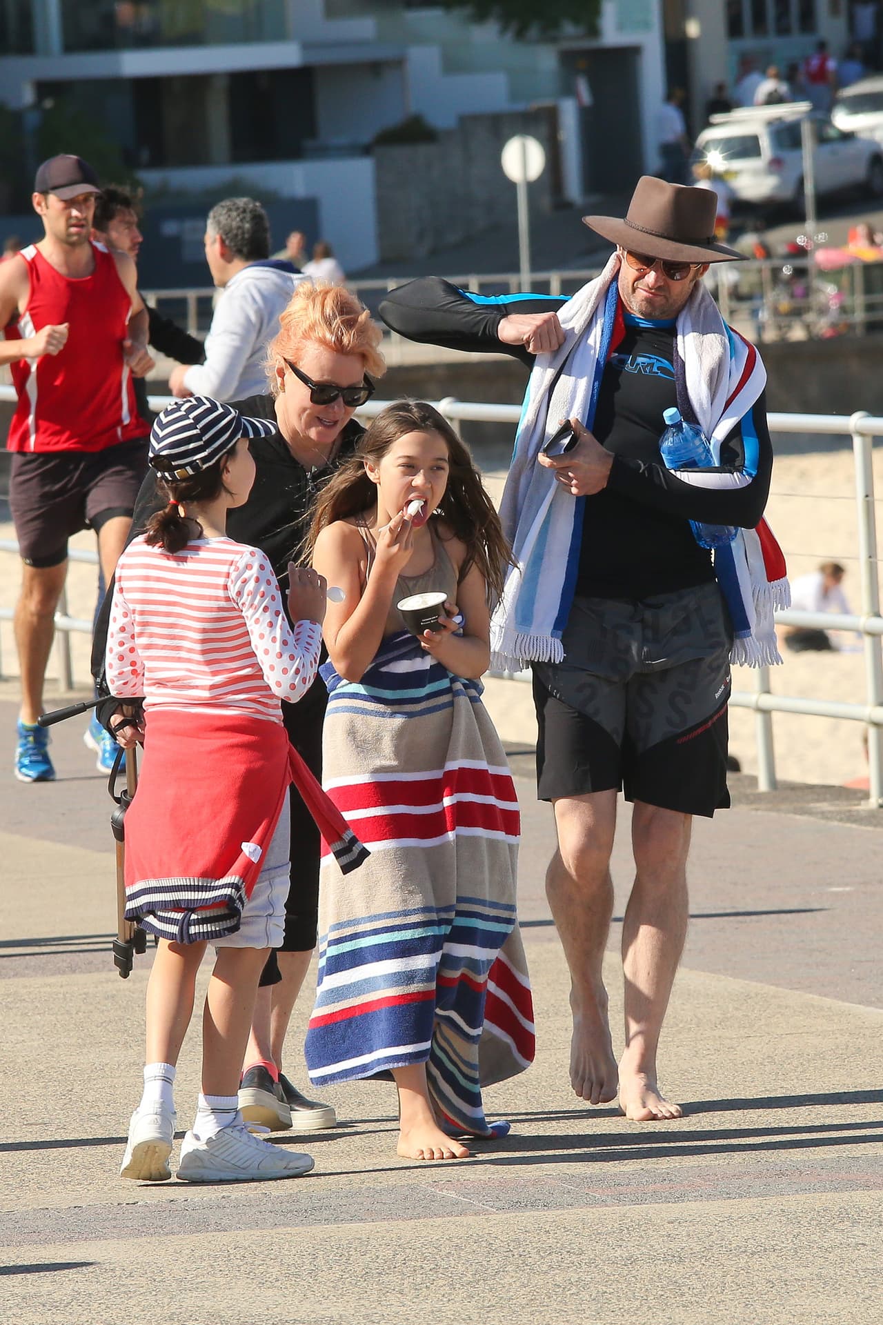 Después de estar bastante tiempo en el mar, la familia se retiró del lugar.