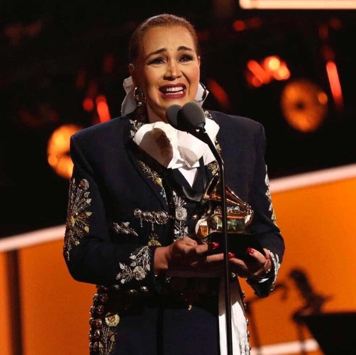 La triunfadora del
<b>GRAMMY</b> al mejor álbum de música regional mexicana fue ni más ni menos que la cantante de mariachi
<b><a href="https://www.facebook.com/AidaCuevasOficial/">Aida Cuevas</a></b>, por su disco
<b>'Arriero Somos Versiones Acústicas<i>'</i></b>
<i>.</i>