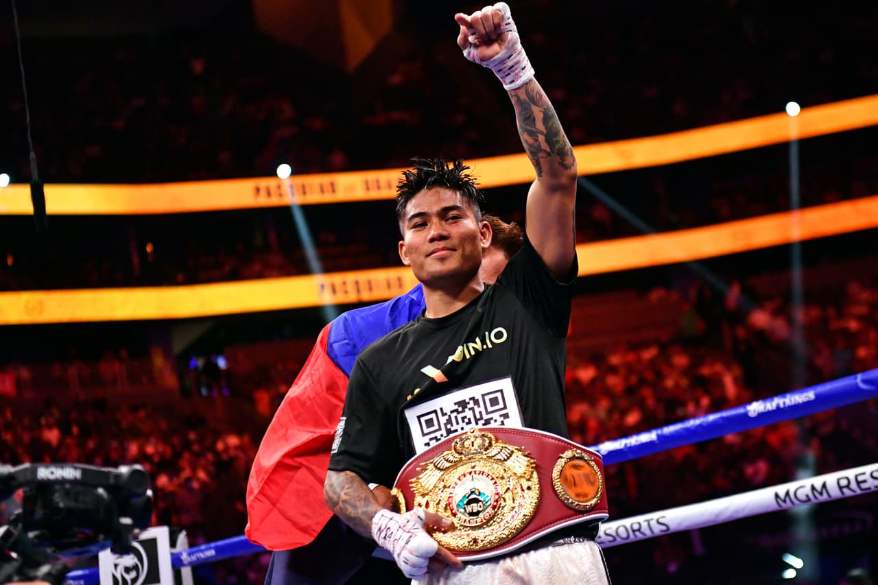 El filipino Mark Magsayo noqueó de forma brutal al mexicano Julio ‘Pollito’ Ceja en el décimo round de su contienda eliminatoria del CMB en peso pluma.