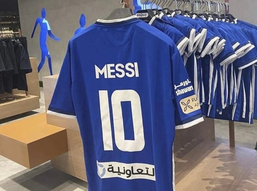 Histórico rival del nuevo club de CR7 vende camisetas de Messi