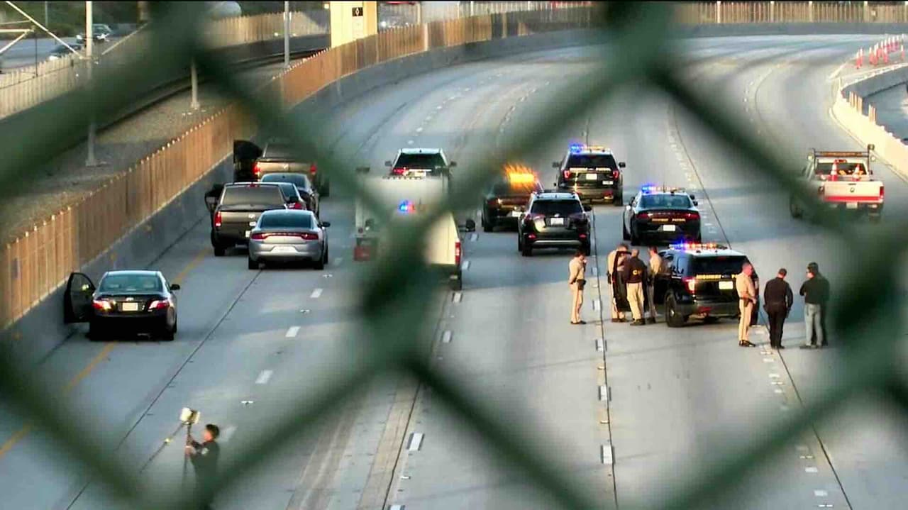 Tiroteo en la autopista 105 paraliza el tráfico; un hombre queda en condición crítica
