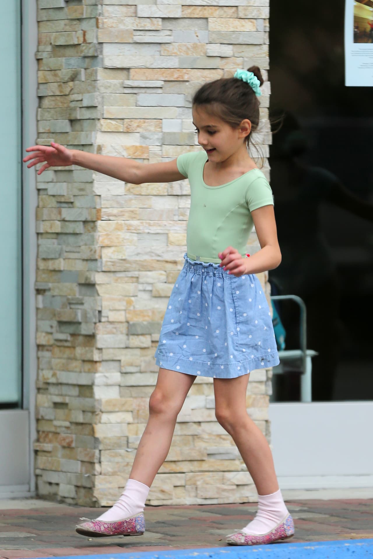 Sin importar dónde esté, Suri siempre se ve con una sonrisa. Aquí, en 2015.