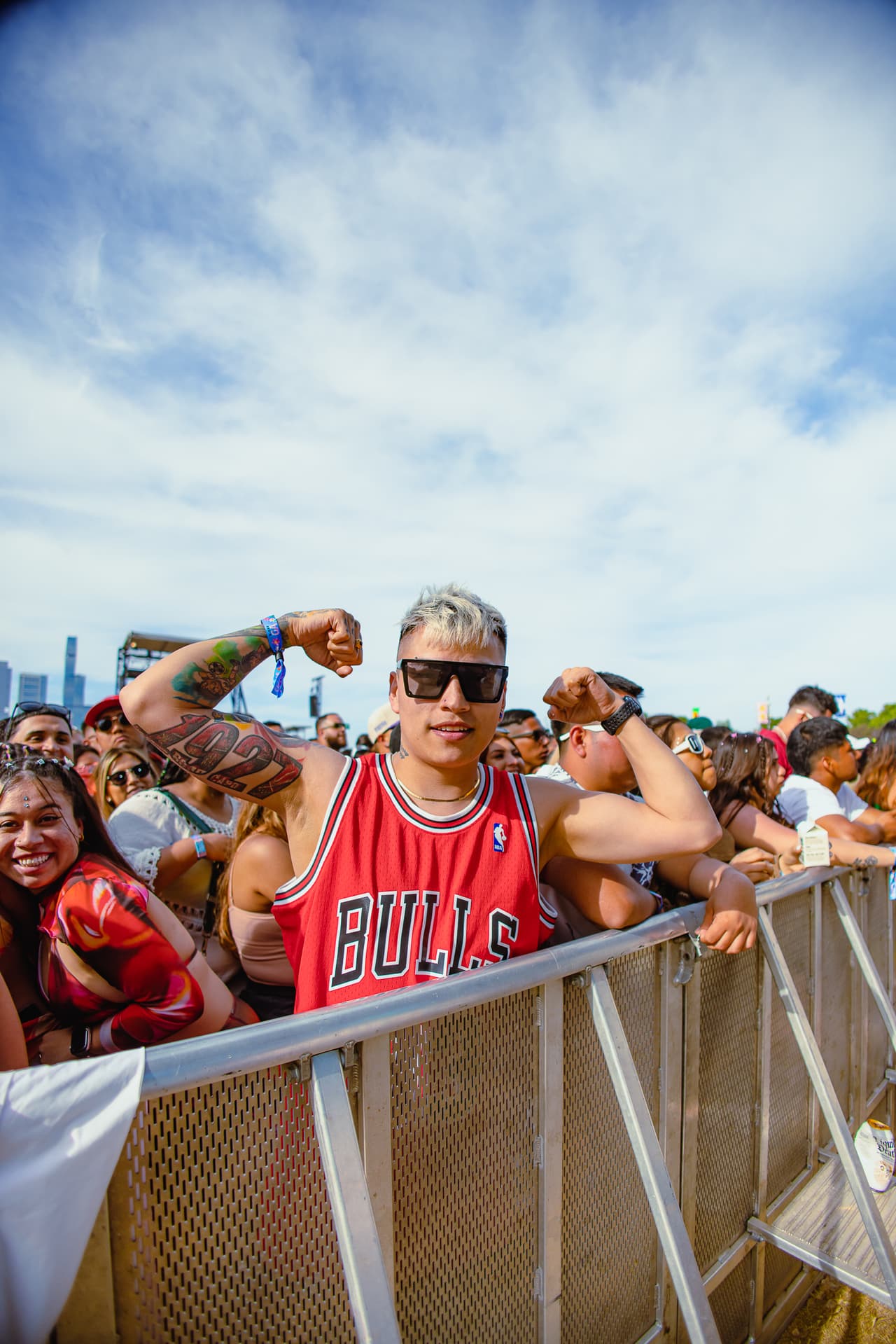 Fans de los ritmos latinos pusieron el toque local a las presentaciones en el segundo día del festival.
