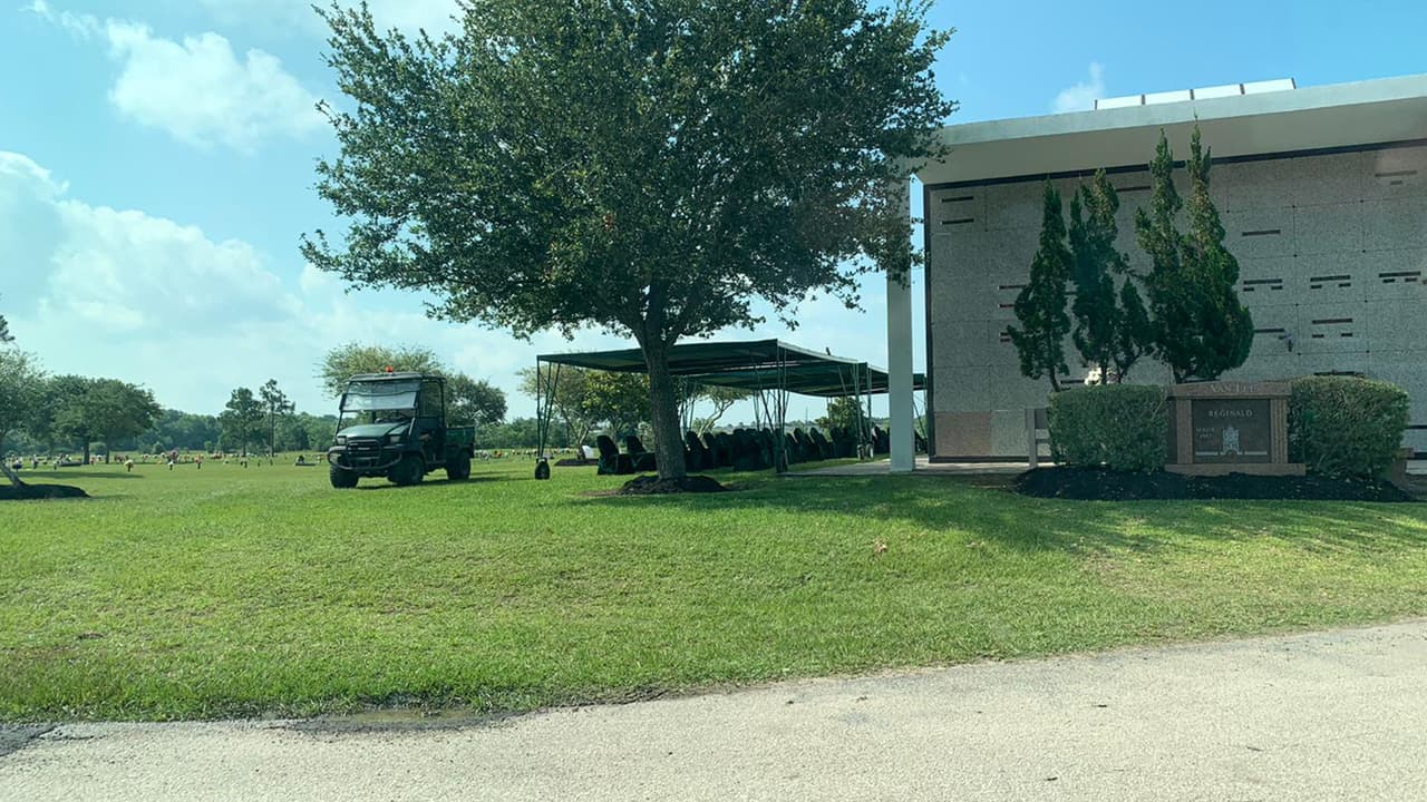 La comunidad podrá presentar sus respetos en lugares públicos de la ruta, incluso en las aceras se han colocado barricadas a lo largo de las 12 millas que serán recorridas por la procesión.