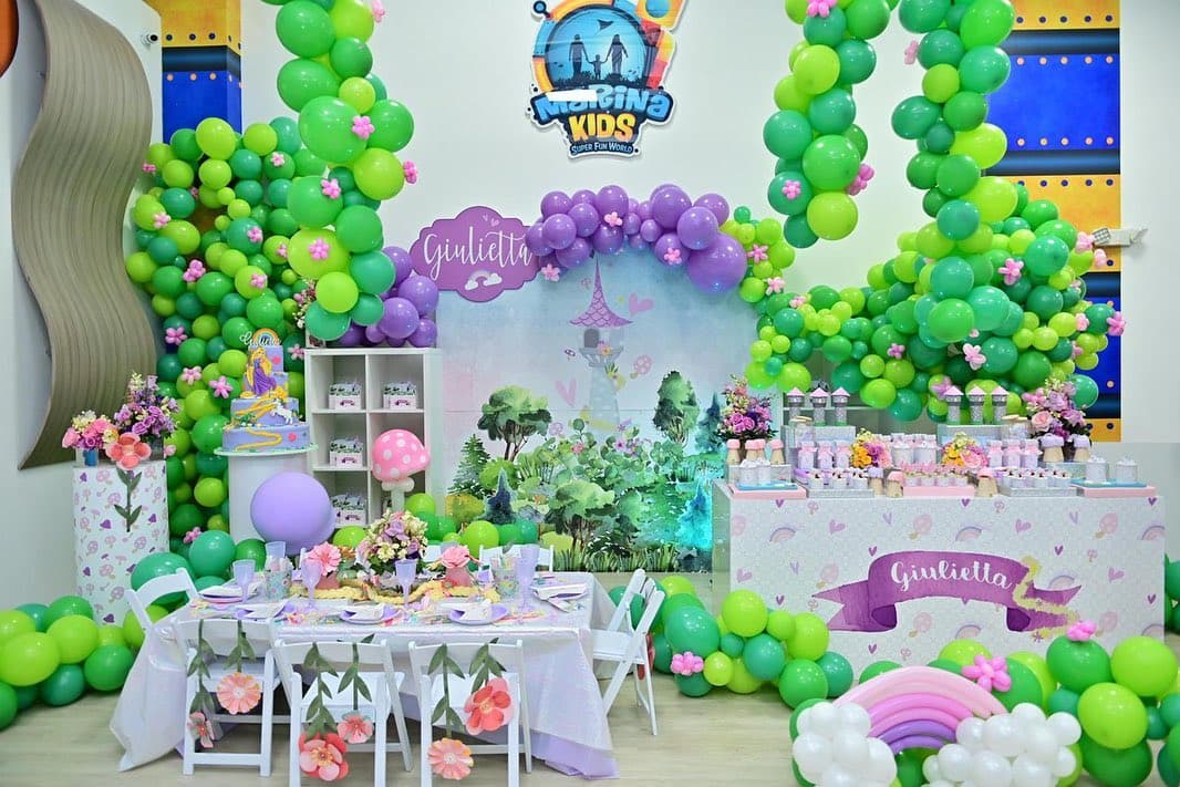 Este 2019, la primogénita de Ana Patricia y Luis Carlos decidió que la fiesta tuviera como tema principal al personaje de Disney, Rapunzel, además de flores y arcoíris. En esta imagen vemos como cada detalle está pensado para complacer tanto a la cumpleañera como a los invitados.