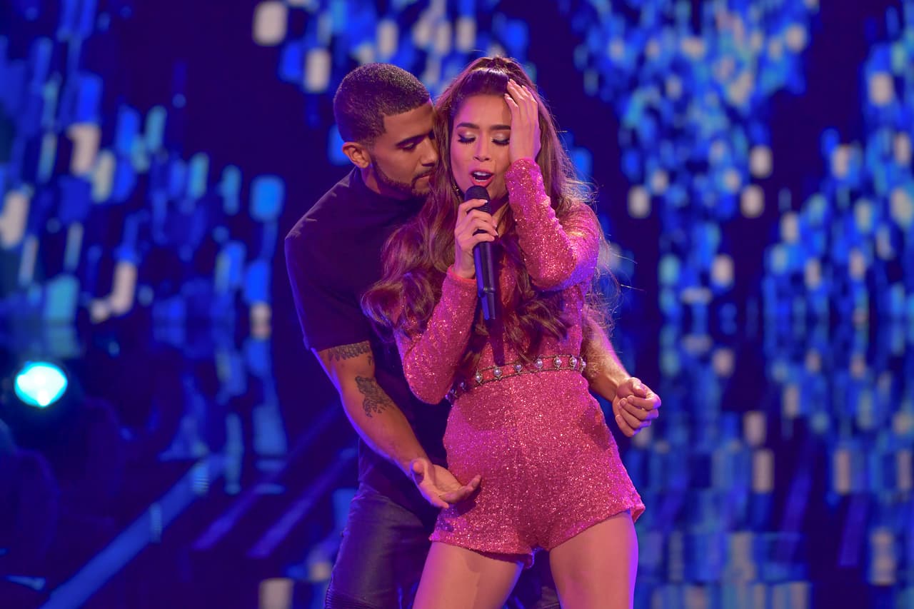 Había llegado el momento de las dos últimas participantes. 
<a href="https://www.univision.com/shows/reina-de-la-cancion/no-me-gusto-para-nada-virginia-stille-se-disculpa-tras-cantar-lo-que-son-las-cosas-de-ednita-nazario-video" target="_blank">Virginia Stille cantó y bailó al ritmo de 'Lo que son las cosas' de Ednita Nazario</a>. La mexicana que ha sido llamada 'la Dama de la Música' admitió "no me gustó para nada", se refería a su presentación. Los jueces estuvieron de acuerdo y le agradecieron su honestidad.