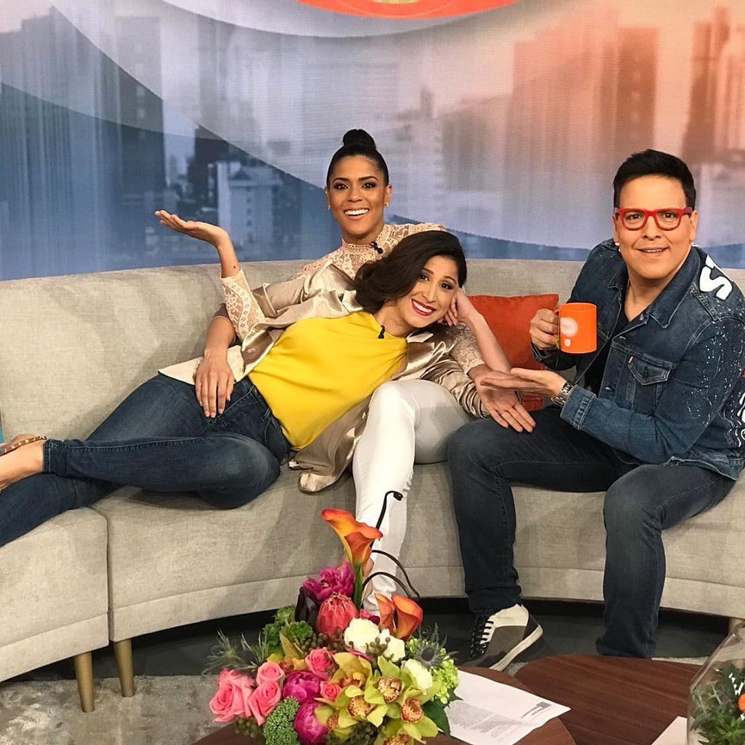 El show lo conforman personalidades divertidas que sacan más de una sonrisa cuando están frente a las cámaras.