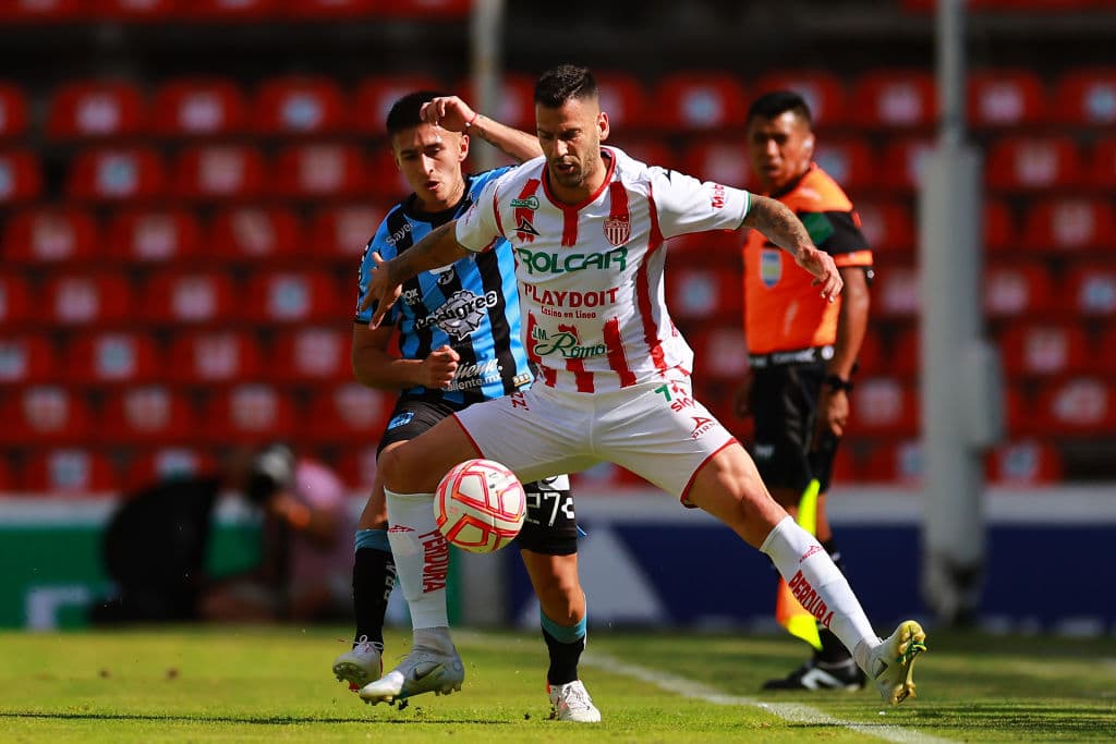 Necaxa, con Milton Giménez como gran protagonista, derrotó fuera de casa a Gallos. El delantero de Rayos hizo los dos goles de su equipo e incluso un autogol.