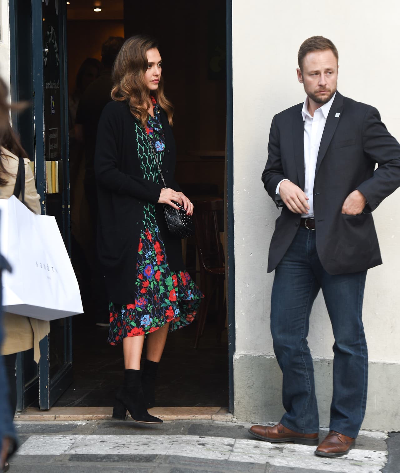 Después de lo que le pasó a Kim Kardashian, ella va a todos lados con un guarura.