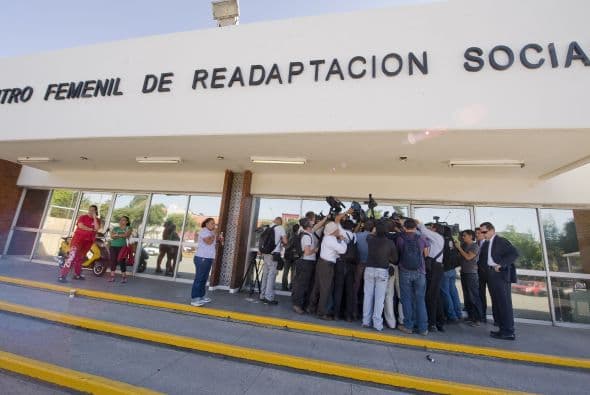 Sin embargo, las autoridades informaron que la mujer fue reconocida por varias víctimas de secuestro de la banda, quienes habrían notado un tono extranjero.