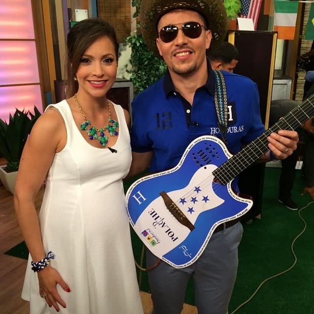 Satcha Pretto y Maity Interiano se han convertido en grandes amigas, ya que comparten historias y el gran cariño por su país natal: Honduras. Aquí vemos a Satcha junto a uno de los músicos representativos de su país.