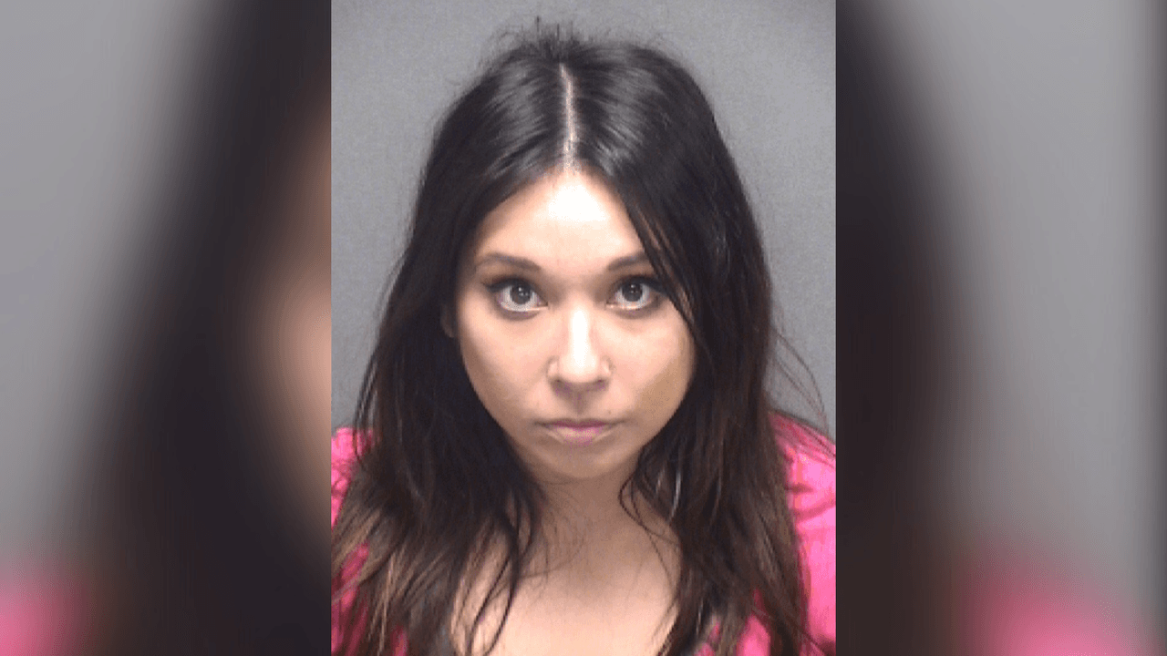 Acusan a mujer de apuñalar a su novio con cuchillo de cocina por "no ayudarla con las facturas"