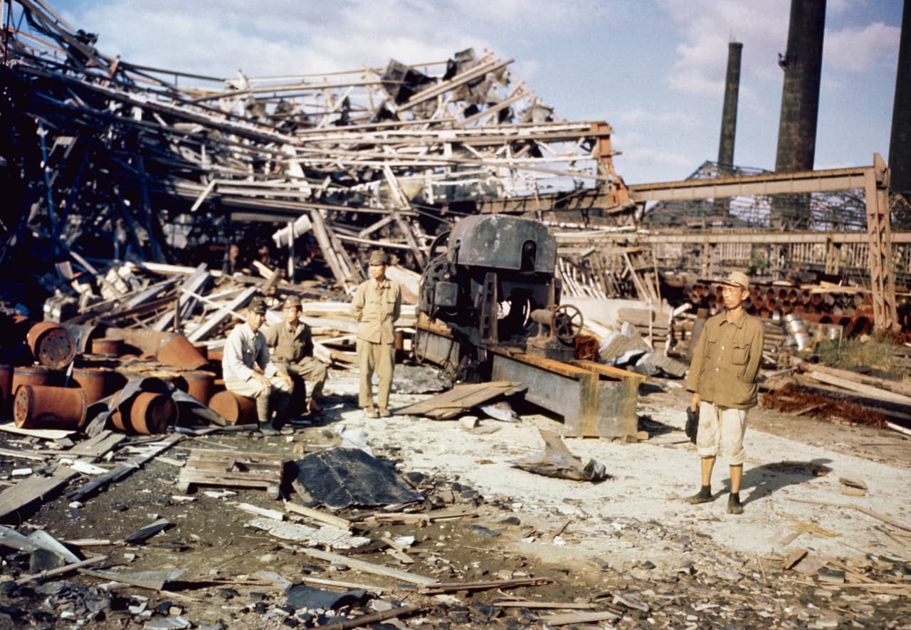 Soldados japoneses en Nagasaki después de la explosión de la bomba atómica. La ciudad no había sufrido un bombardeo a gran escala antes de la explosión del 9 de agosto.