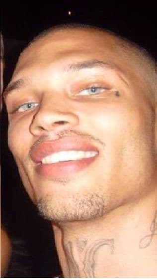 Michelle Asher Morales preguntó: "¿Podemos estar esposados juntos?", mientras que Jessica Gutiérrez afirmó "puede secuestrarme cuando quiera. Retenme en contra de mi voluntad".