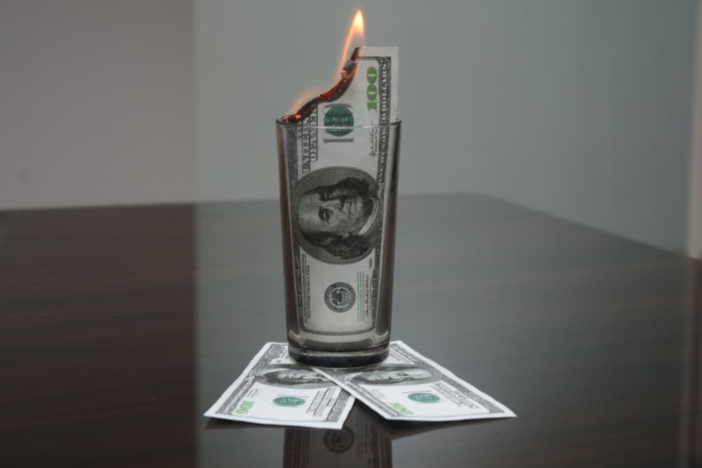 <b>Si naciste un día 1, 10, 19 o 28 de cualquier mes. Tu número místico de la prosperidad es el 1.</b>
<br>Los días primero de cada mes vas a efectuar la energización del dólar. Colocas la noche anterior al día primero el billete del dólar debajo de un vaso de agua que debe estar cubriendo la pirámide. Lo situarás en un lugar alto, si esa noche coincidiere con una Luna llena, o con la Luna en tu signo mejor aún, y si también coincide con tu día de cumpleaños,¡estupendo!