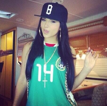 <b>Becky G</b>, como buena mexicana, tiene su playera con el número 14 de
<b>Chicharito</b>.