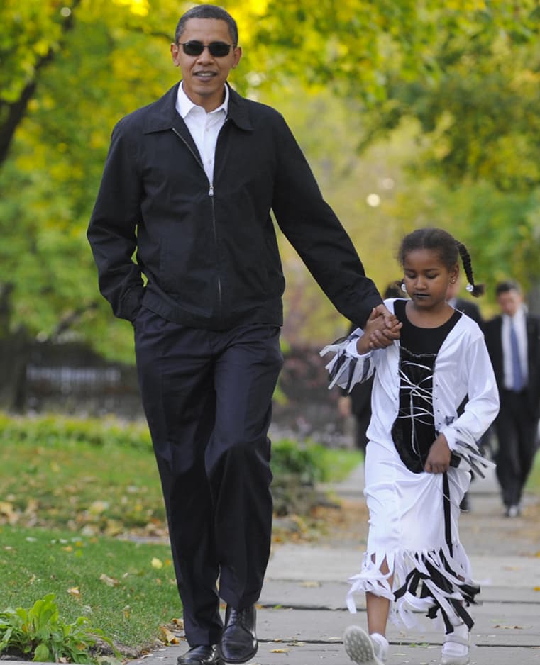 Otro momento que Sasha disfrutó con su papá, antes de que el fuera Presidente de Estados Unidos, fue ir juntos a pedir Halloween. El 31 de octubre de 2008 pasaron a las casas de la zona en la que vivían en Chicago diciendo la famosa frase "Trick or Treat".