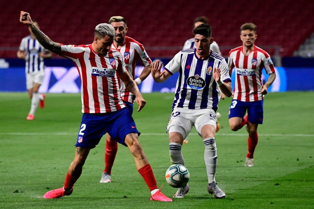 Jose Gimenez hace su recorrido de forma perfecta y consigue robarle el balón a Waldo Rubio.
