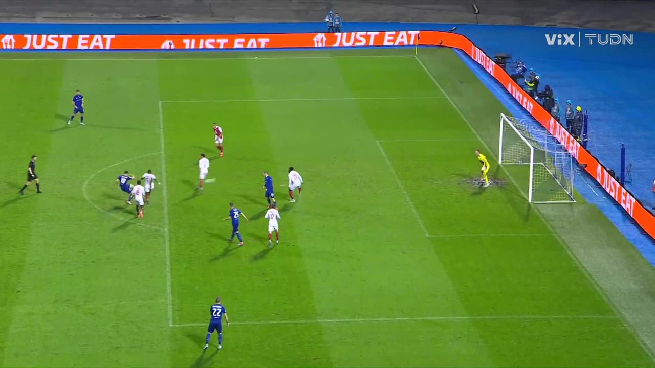 ¡Golazo de Baturina! Cae el segundo gol del Dinamo, con un disparo de zurda en los límites del área grande