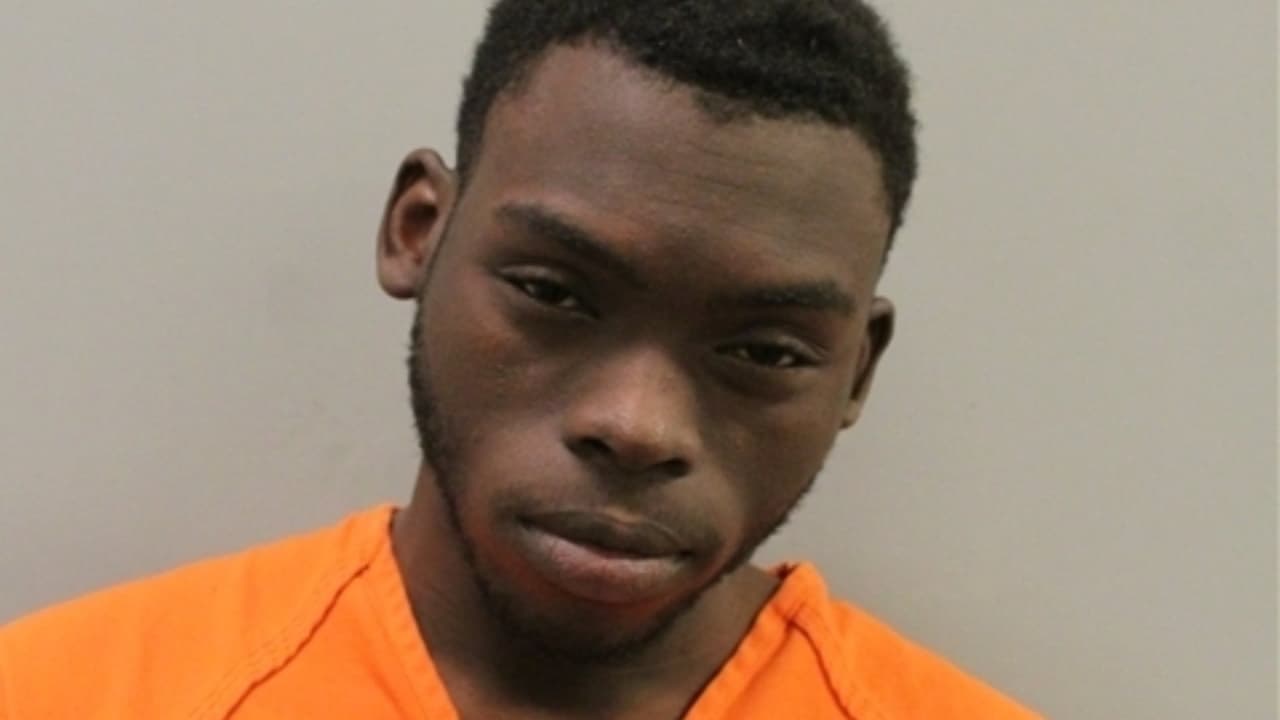 Arrestan a hombre por abordar vuelo de United en Houston con un pase falso