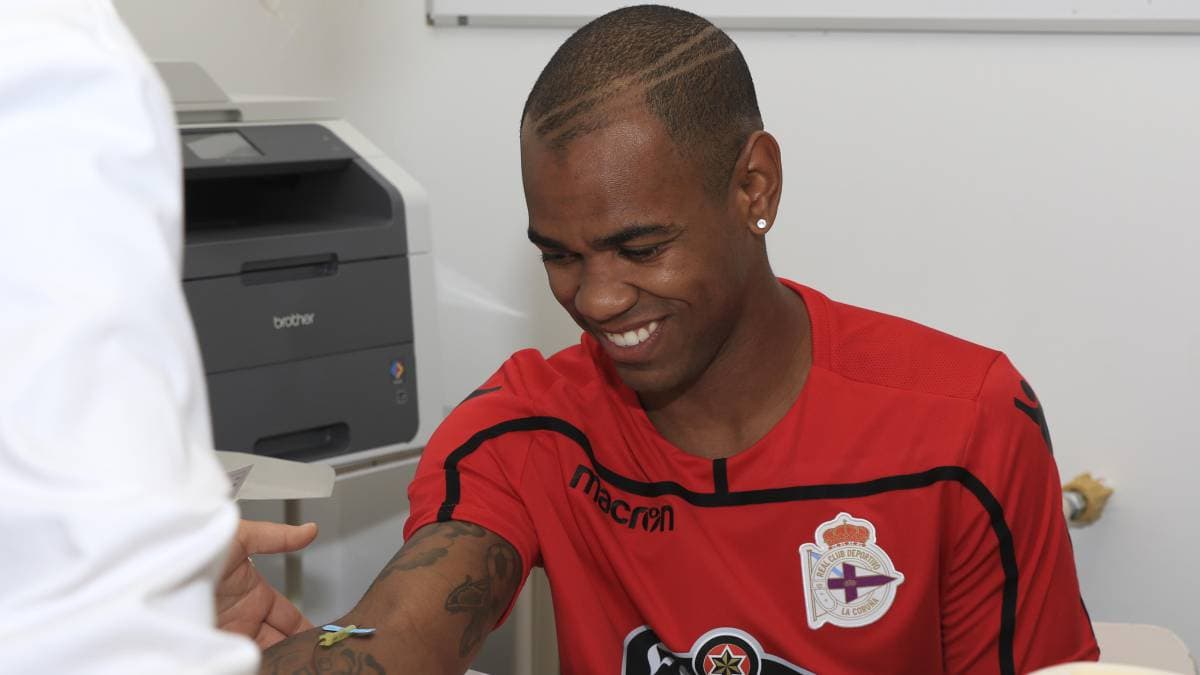 Su llegada al futbol español se dio con el Deportivo La Coruña pero jamás debutó con el conjunto gallego.