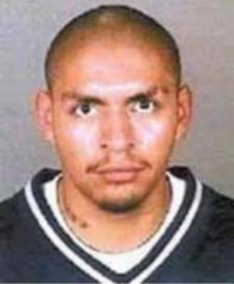 <h3 class="cms-H3-H3">Robert Morales</h3>
<br>
<br>El fugitivo, de 45 años y sospechoso de pertenecer a violenta banda Mara Salvatrucha 13 (MS-13), es buscado por el asesinato de dos hombres e intento de homicidio de una mujer en julio del 2000 y en noviembre del mismo año. 
<br>
<br>El 17 de enero de 2007, el Tribunal de Distrito de los Estados Unidos, Distrito Central de California, emitió una orden federal en su contra por huida ilegal para evitar el enjuiciamiento.
<br>
<br>La agencia cree que Morales, quien cuenta con un largo historial delictivo, puede estar en El Salvador. 
<br>
<br>