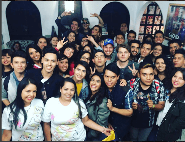 Y su fan army le corresponde con muchísimo cariño, ya que por ella han viajado por el mundo para apoyarla y muchas locuras más.