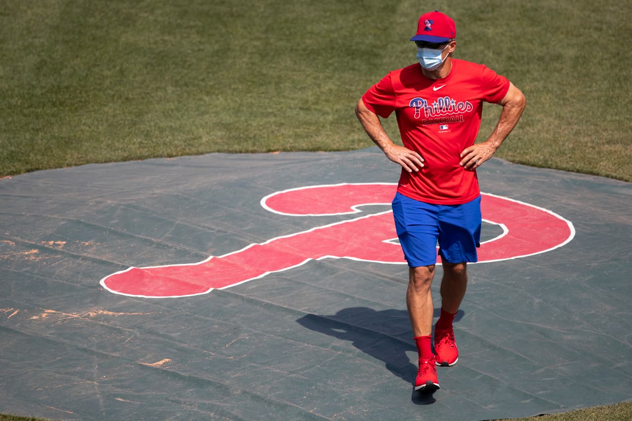El equipo realizó su práctica en el Citizens Bank Park. En esta foto, el mánager Joe Girardi usa una mascarilla mientras observa desde el montículo del lanzador.