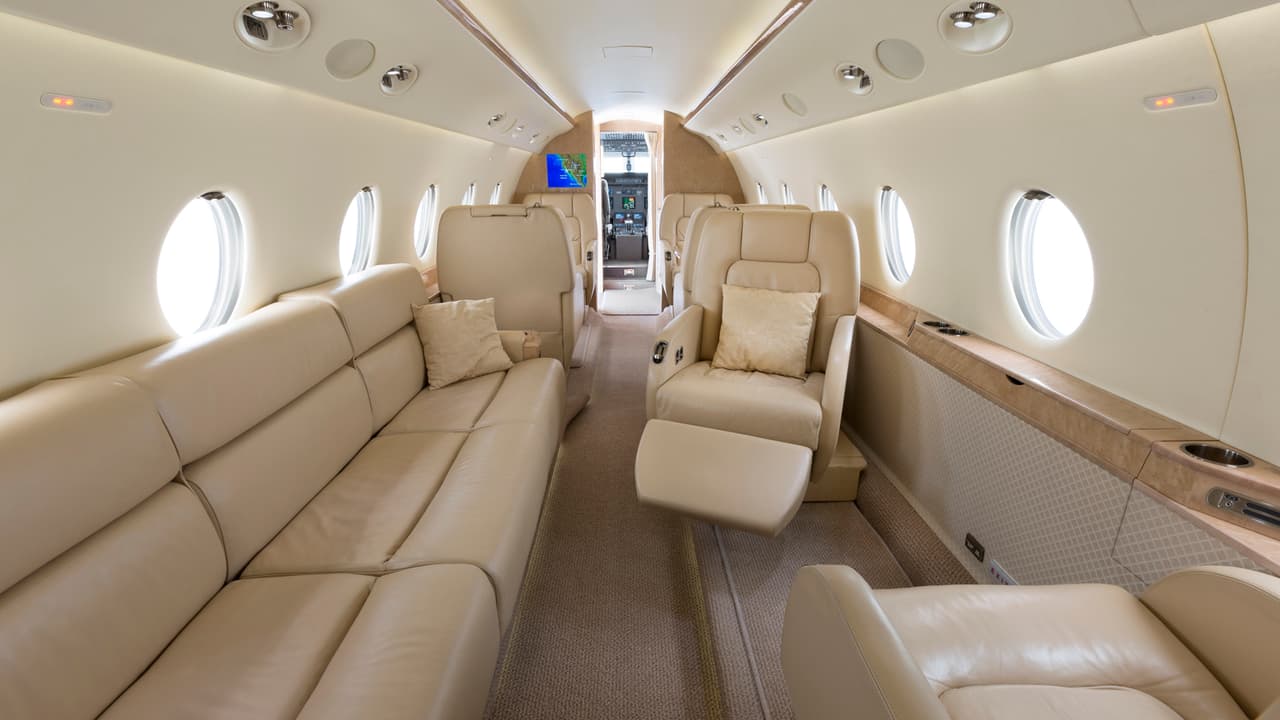 Es un modelo amplio y cómodo, cuenta con cocina bien equipada y dos lavamanos. Cristiano Ronaldo tiene un avión similar, solo que a diferencia de Antonio Banderas, el del fubtolista es rentado.