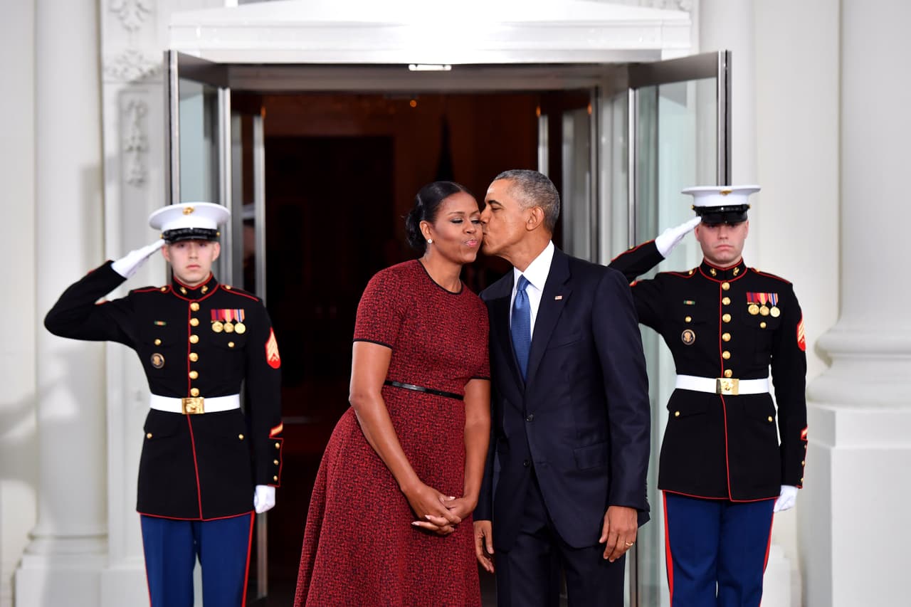 WASHINGTON, DC - JANUARY 20: President Barack Obama (R) gives Michelle Obama a kiss as they wait for President-elect Donald Trump and wife Melania at the White House before the inauguration on January 20, 2017 in Washington, D.C. Trump becomes the 45th President of the United States. (Photo by Kevin Dietsch-Pool/Getty Images)
